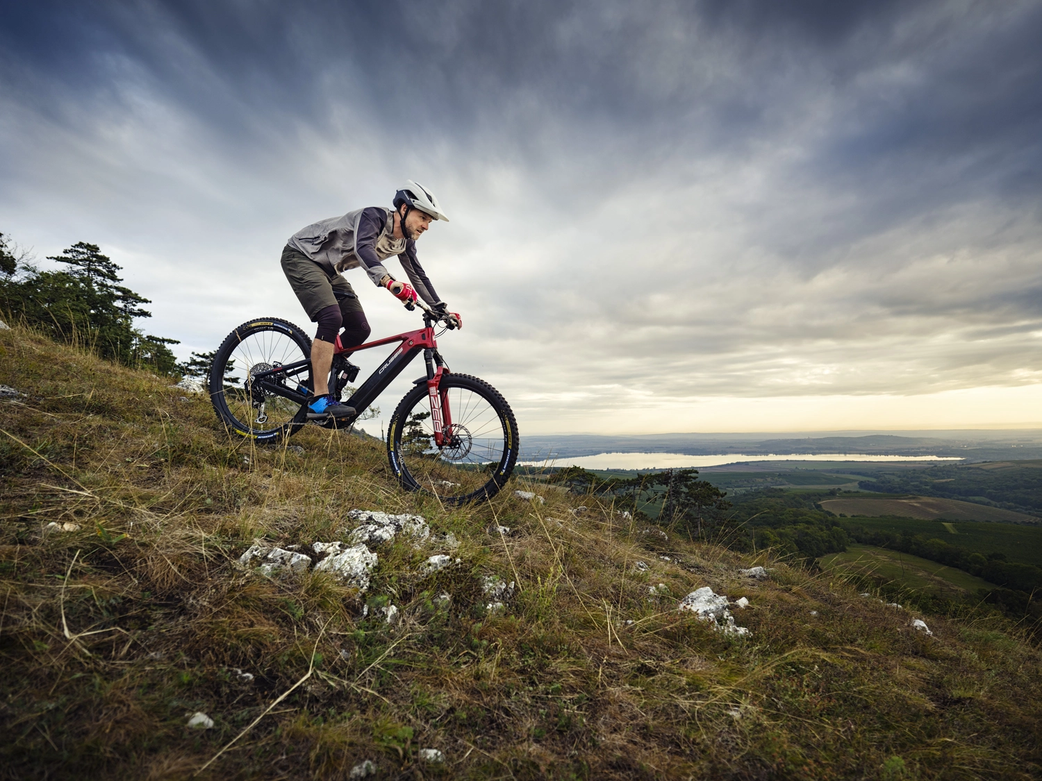 2Rad Ambulanz - Fahrradgeschäft - Radfahrer fährt einen Hügel hinauf