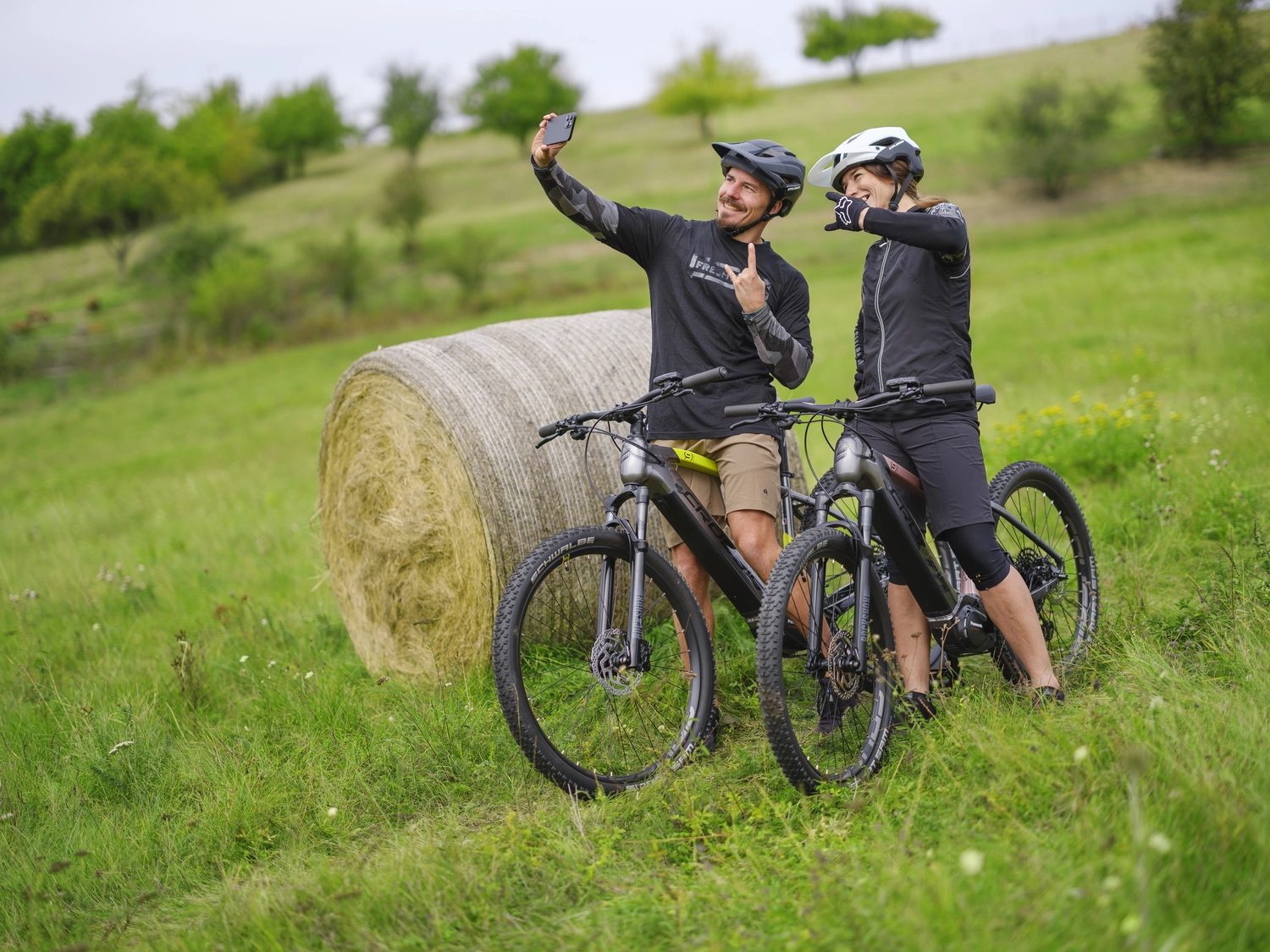 2Rad Ambulanz - Fahrradgeschäft - Paar macht Selfie auf Fahrrädern