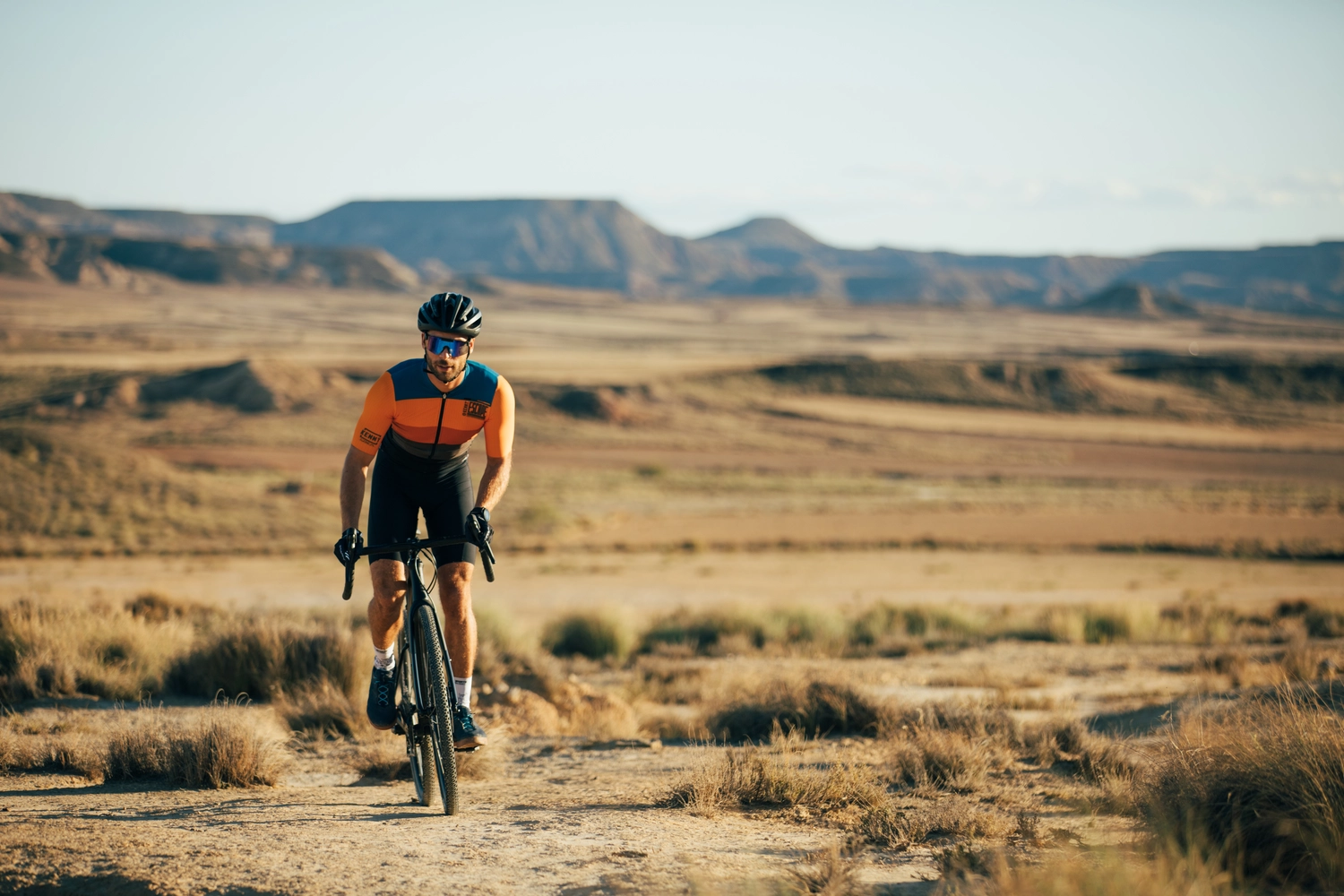 2Rad Ambulanz - Fahrradgeschäft - Radfahrer fährt auf Schotterweg